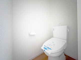 【トイレ】 | 伏見区桃山与五郎町　新築戸建 | 各階にトイレが完備されており、朝の忙しい時間帯も心配なし。
温水洗浄機能、暖房便座付きで寒い時期も安心です。