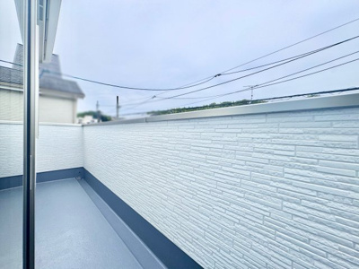 【バルコニー】 | 伏見区桃山与五郎町　新築戸建 | 北向きのバルコニーです。角地につき陽当り・風通しがよく洗濯物が早く乾きそうです。