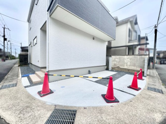 【駐車場】 | 伏見区桃山与五郎町　新築戸建 | 駐車1台可能
見通しが良く、運転が苦手な方も落ち着いて駐車できます。