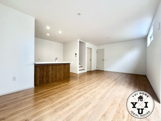 【居間・リビング】 | 伏見区桃山与五郎町　新築戸建 | 令和7年8月完成済み！！部屋数豊富な4ＬＤＫです。
閑静な住宅地で落ち着いており、角地につき日当たり・通風良好です。