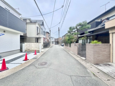 【前面道路含む現地写真】 | 伏見区桃山与五郎町　新築戸建 | 徒歩10分圏内にスーパー、コンビニ、ドラッグストアが点在しており、お買物便利な立地です。
《MOMOテラス》まで車で約7分と気軽にショッピングが楽しめます。