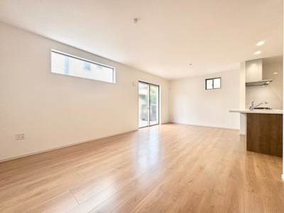 【居間・リビング】 | 伏見区桃山与五郎町　新築戸建 | ＬＤＫはゆったりとした18帖の広さ。
リビング階段で自然と家族が集まる空間です。