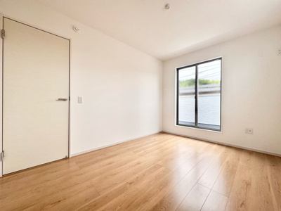 【洋室】 | 伏見区桃山与五郎町　新築戸建 | こちらは6帖の洋室です。
北向きのバルコニーに面しており、掃き出し窓から自然の光がたっぷり差し込みます。
2面採光で両側が道路に面しているので開放的です。