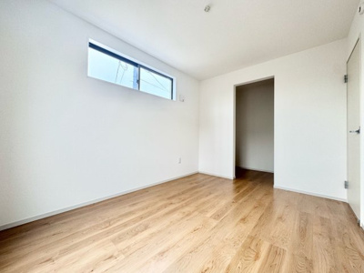 【洋室】 | 伏見区桃山与五郎町　新築戸建 | 【6帖洋室】こちらのお部屋にはウォークインクローゼットが備えられています。衣類はもちろんスーツケースなどの収納にも便利です。