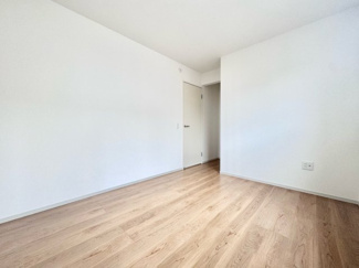 【洋室】 | 伏見区桃山与五郎町　新築戸建 | こちらは5.5帖の洋室です。
扉の奥にクローゼットがあり、衣類の収納ができお部屋を広く使用できます。