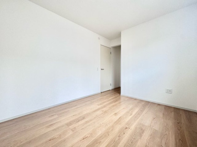 【洋室】 | 伏見区桃山与五郎町　新築戸建 | こちらは5.5帖の洋室です。
扉の奥にクローゼットがあり、衣類の収納ができお部屋を広く使用できます。