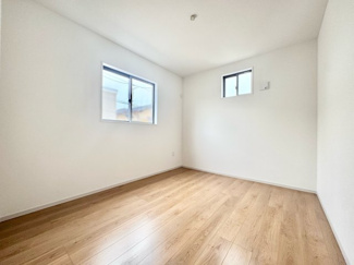 【洋室】 | 伏見区桃山与五郎町　新築戸建 | 南側の窓は高窓になっているので、隣地からの視線も気になりません。