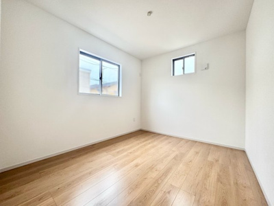 【洋室】 | 伏見区桃山与五郎町　新築戸建 | 南側の窓は高窓になっているので、隣地からの視線も気になりません。