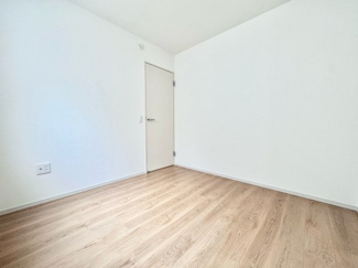 【洋室】 | 伏見区桃山与五郎町　新築戸建 | こちらは南側4.5帖の洋室です。
振り分け式の間取りになっておりプライバシーが保たれ、お部屋でゆったりとお過ごしいただけます。