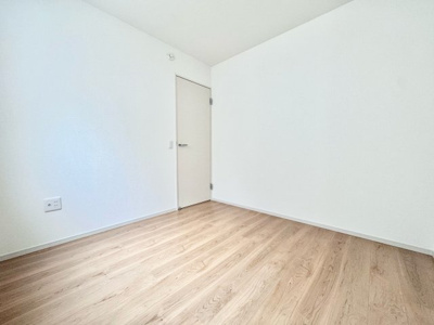 【洋室】 | 伏見区桃山与五郎町　新築戸建 | こちらは南側4.5帖の洋室です。
振り分け式の間取りになっておりプライバシーが保たれ、お部屋でゆったりとお過ごしいただけます。