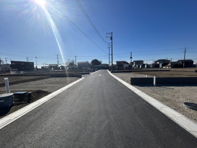 【前面道路含む現地写真】 | 【境第1期　現地外観】
※令和8年1月時点