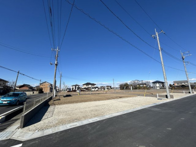 【前面道路含む現地写真】 | 【境第1期　現地外観】
※令和8年1月時点