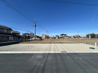 【前面道路含む現地写真】 | 【境第1期　現地外観】
※令和8年1月時点