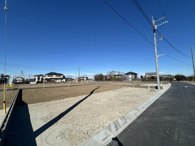 【前面道路含む現地写真】 | 【境第1期　現地外観】
※令和8年1月時点