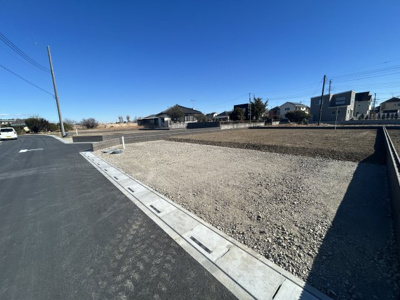 【前面道路含む現地写真】 | 【境第1期　現地外観】
※令和8年1月時点