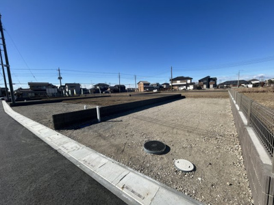 【前面道路含む現地写真】 | 【境第1期　現地外観】
※令和8年1月時点