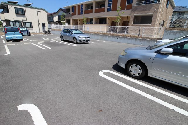 クレモンティーヌA棟の駐車場