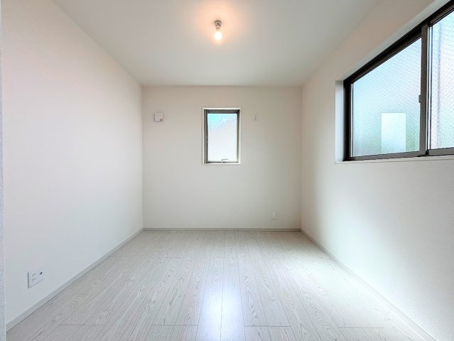 戸塚区戸塚町　新築戸建てのその他|［モデルハウス］◆室内はいつも明るい印象なので気持ちの良い朝を迎えられます。各部屋にはクローゼットを完備しており、収納が多いお家はすっきりして快適空間です。
