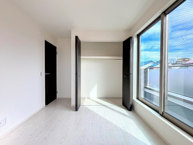 戸塚区戸塚町　新築戸建てのその他|［モデルハウス］◆気持ちの良い風が室内へ入り込む居室。家具を配置しても広々ご利用いただけます！！
