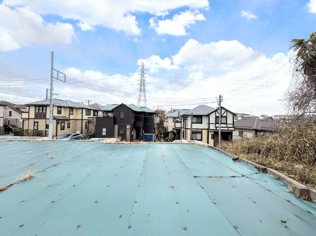 戸塚区戸塚町　新築戸建ての外観|◆堂々たる趣ながら、主張し過ぎずどこか余裕を感じさせるシャープなフォルムで佇む邸宅は、晴天の空と照らし合わせる事で、本来あるべき完成形の姿を見せてくれます。
