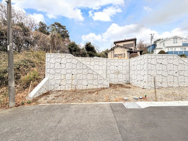 戸塚区戸塚町　新築戸建ての外観|◆一戸建てを中心とした街並みが整然と続き、周辺は高い建物が建っていないので、緑の多い閑静な趣を感じる環境です。街並みや周辺環境も重要なポイントです！！
