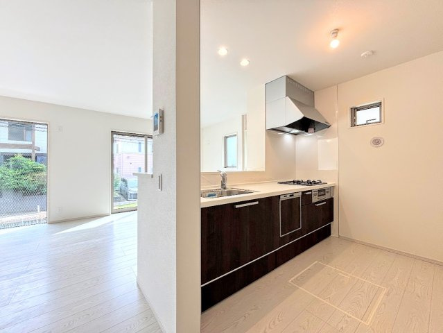 戸塚区戸塚町　新築戸建てのその他|［モデルハウス］◆キッチンからダイニングやリビングが見渡せるキッチン。料理をしながら家族とコミュニケーションをとれるだけでなく、大きな開放感も得られることができます。
