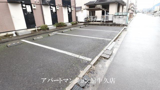 レオパレスウォーターレイⅡの駐車場