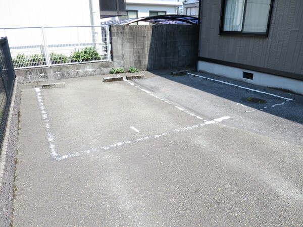 エクレール　B棟の駐車場