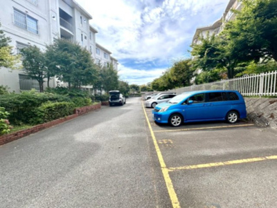 【駐車場】 | グリーンヒル寺田　第二住宅　77号棟 | 駐車場と明記されていても、最小スペースでつくられた駐車場だと大型車は駐車できなかったり、出入りしにくくなったりする可能性があります。お車のサイズと購入したい物件の駐車場のサイズを現地で確認しましょう。