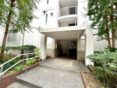 【エントランス】 | グリーンヒル寺田　第二住宅　77号棟 | マンションのエントランスには、もともと風よけや防犯の役割がありますが、マンションによって宅配ボックスなどの設備が備わっている所もあります。日々の生活をイメージしながら生活しやすさをチェックしましょう。