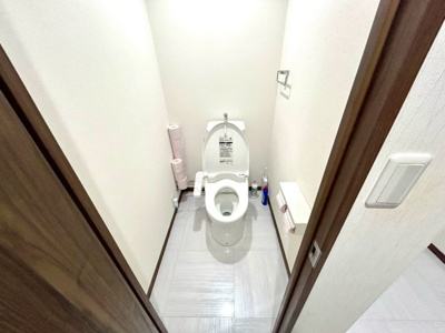 【トイレ】 | グリーンヒル寺田　第二住宅　77号棟 | トイレは大きさや形、機能、抗菌性などが異なる多種多彩なタイプが各メーカーから出ています。それぞれに良さがあるため、事前にどういったタイプのトイレがいいのかをご家庭内で決めて、内見に行くといいでしょう。
