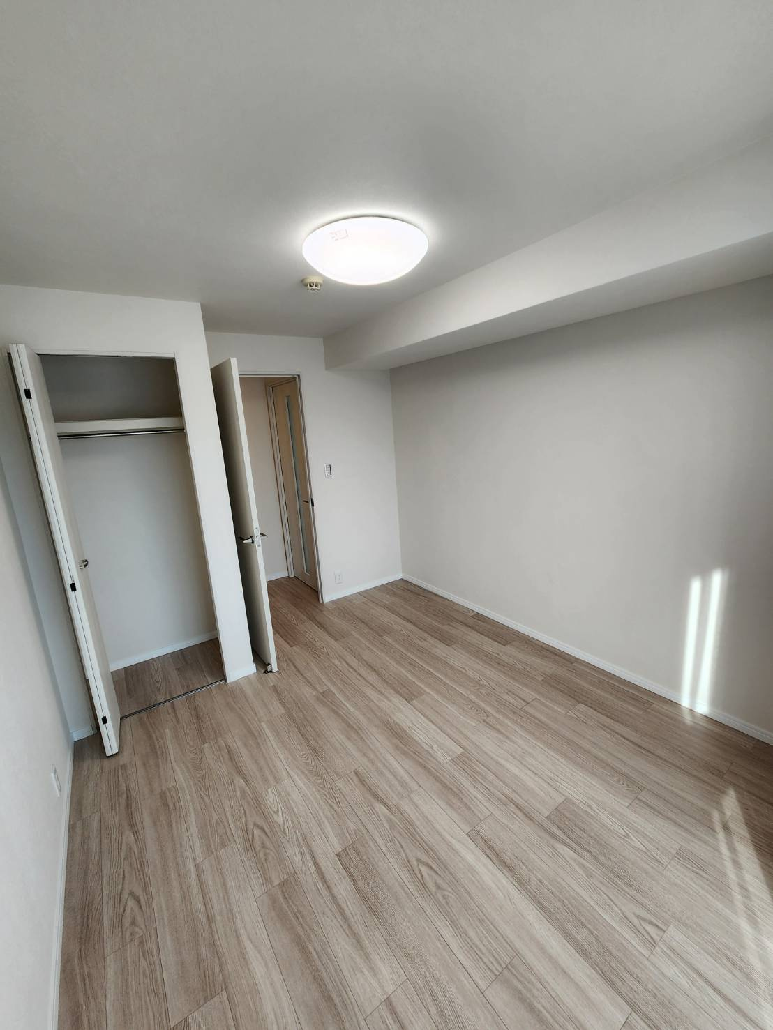 リプレ川口一番街１号棟の洋室|南面3部屋の真ん中のお部屋　収納あり