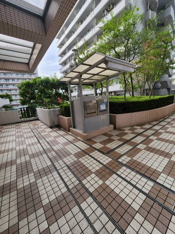 リプレ川口一番街１号棟の中庭|ゴミ置き場（24時間ゴミ出し可能）