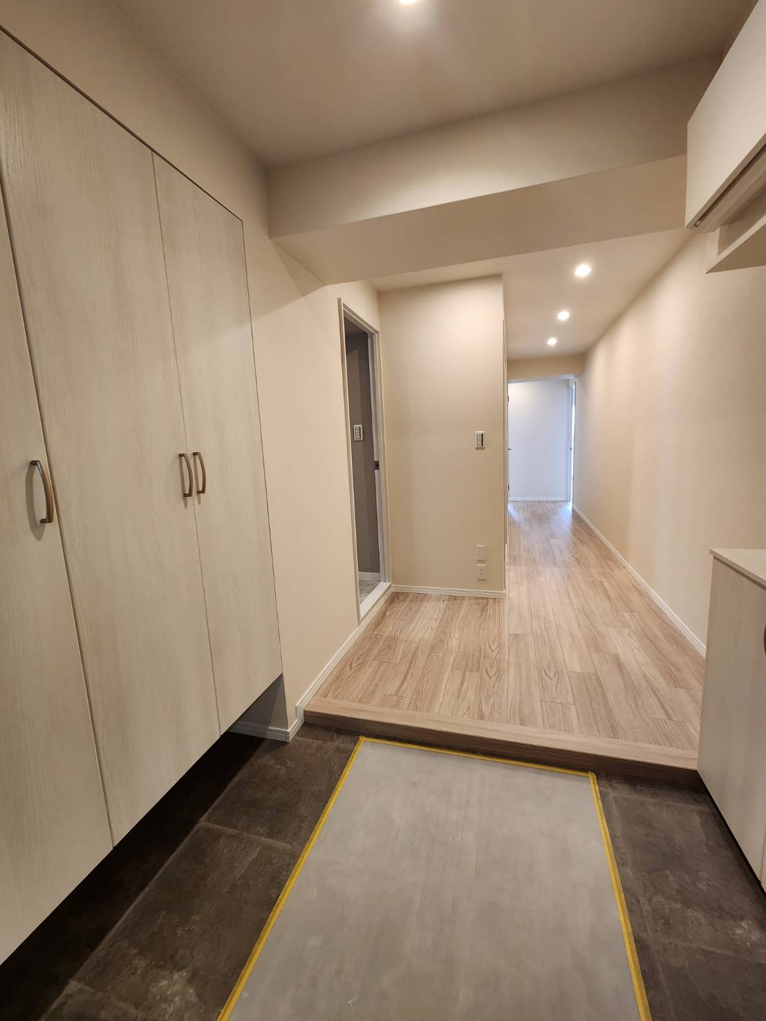 リプレ川口一番街１号棟の玄関|とても広いゆったりスペースの玄関　靴箱は両面にあります