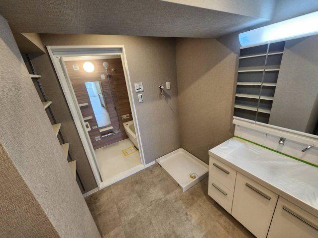 リプレ川口一番街１号棟の独立洗面台|シャワー付き最新型洗面台