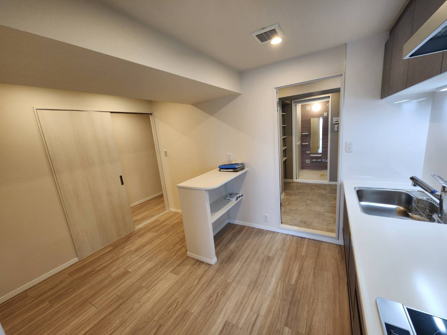 リプレ川口一番街１号棟のキッチン|キッチンの後ろ側のスペースもゆったり広いです