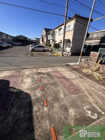 グランドゥール　B棟の駐車場