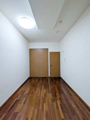 夙川グランドハイツの洋室|約7.5帖の洋室です
収納もございます