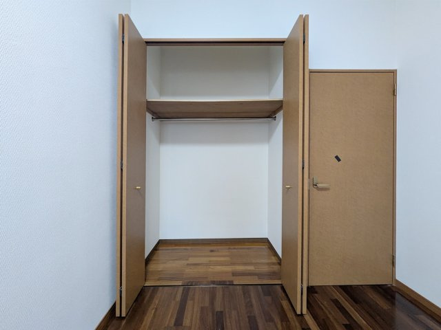 夙川グランドハイツの収納|約7.5帖の洋室の収納です