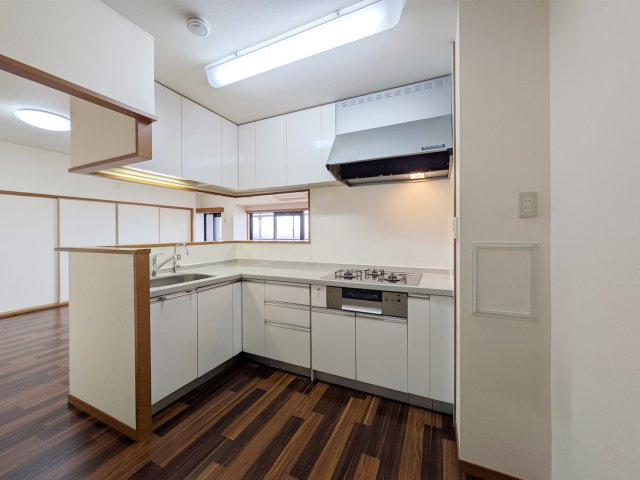 夙川グランドハイツのキッチン|L字キッチンです
家族との会話をしながらお料理をお楽しみください