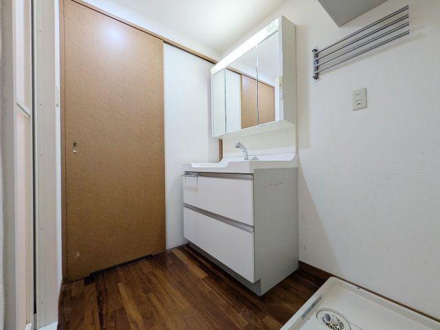 夙川グランドハイツの独立洗面台|3面鏡の独立洗面台です
