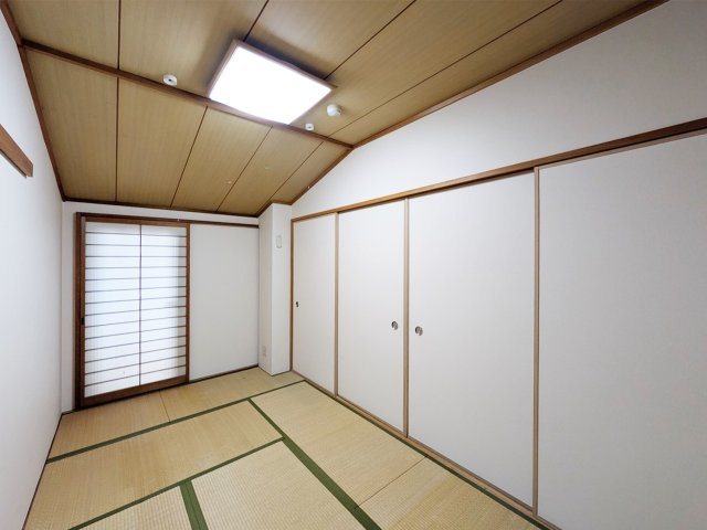 夙川グランドハイツの和室|約5帖の和室です
バルコニーに出られる扉もございます