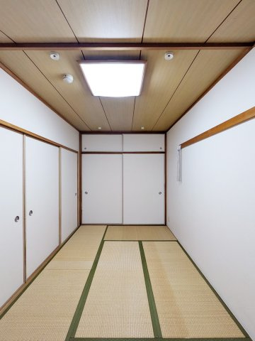 夙川グランドハイツの和室|約5帖の和室です
収納もございます