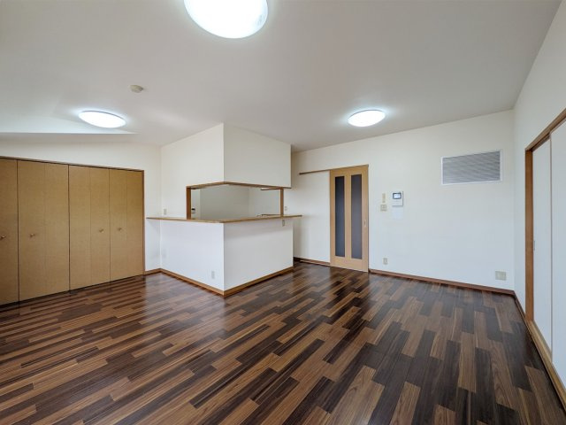 夙川グランドハイツの居間・リビング|広々としてリビングで趣味の時間をお楽しみください