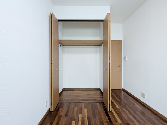 夙川グランドハイツの収納|約7帖の洋室の収納です