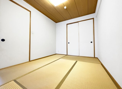 【和室】 | サーパス山科小野 | 【和室6帖】押入れがあり荷物がしっかり片づけられる和室となっています。