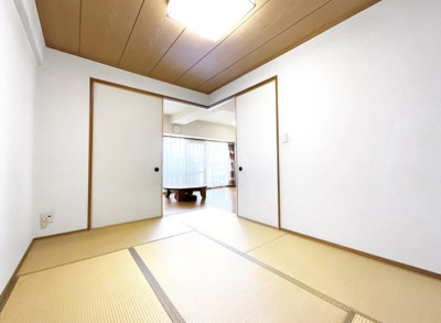 【和室】 | サーパス山科小野 | 【和室6帖】こちらの和室は、角柱がないのでリビングとの空間を邪魔しませんね。