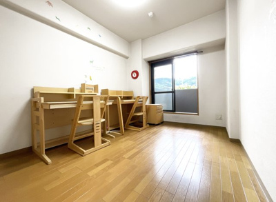 【洋室】 | サーパス山科小野 | 【洋室約6.2帖】こちらの洋室にもプライベートバルコニーがあるようです。掃き出し窓があると窓からの光や風が快適な室内です。