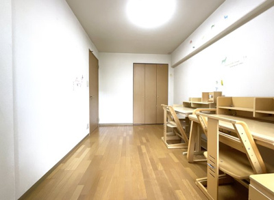 【洋室】 | サーパス山科小野 | 【洋室約6.2帖】洋室は約6.2帖と約5帖のお部屋がございます。どのお部屋にもクローゼットがあり助かります。