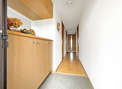 【玄関】 | サーパス山科小野 | 玄関にあるシューズボックスの壁には鏡が一面にあり、お出掛け前の身だしなみチェックもこれでOKです。